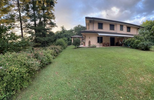 Arcore Apartamento | Buen Retiro. An partment in a private villa with park, tennis and swimming pool