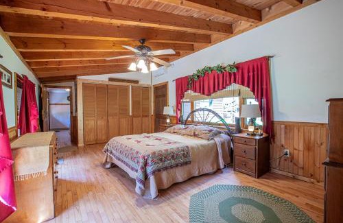 Robbinsville Casa | Buffalo Creek Cabin- Hot Tub Creekfront Escape