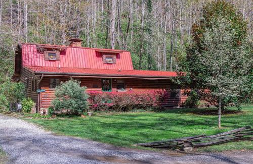 Robbinsville Casa | Buffalo Creek Cabin- Hot Tub Creekfront Escape