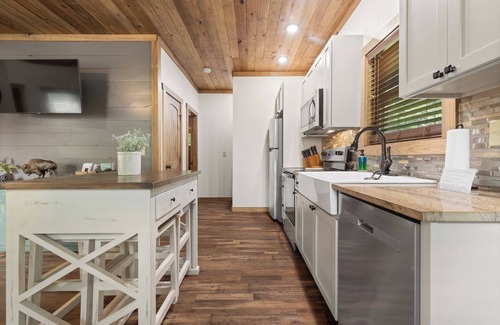 Jasper Cabina | Buffalo Mist Cabin: Hot tub, Fire pit, Sleeps 6, 3 king beds, 13 private acres