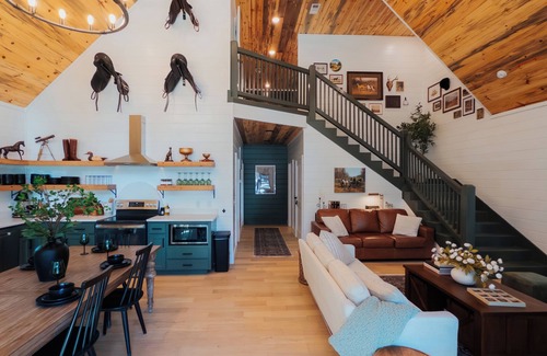 Hochatown Cabina | Build-Your-Own Mini Golf, Pool, Sauna, Games Galore - The Bitmore