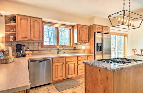 Oakland Casa | Bull Shoals Vacation Rental: Hot Tub & Ocean Views