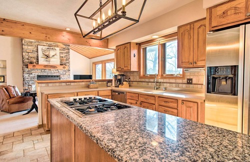 Oakland Casa | Bull Shoals Vacation Rental: Hot Tub & Ocean Views