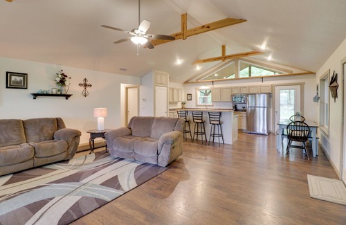 Mountain View Cabina | 'Bullfrog Bluff' Mountain View Cabin w/ Deck!