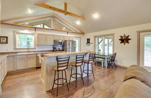 Mountain View Cabina | 'Bullfrog Bluff' Mountain View Cabin w/ Deck!
