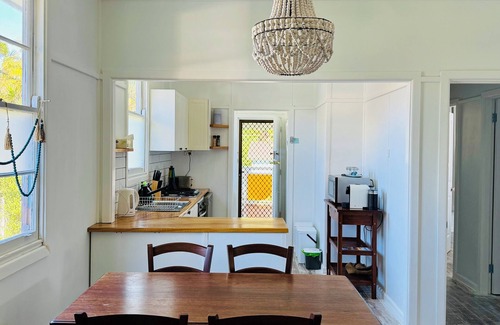 Bulli Casa | Bulli Beach, Sandon Point Coastal Cottage - 10 min walk to beach.
