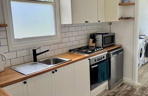 Bulli Casa | Bulli Beach, Sandon Point Coastal Cottage - 10 min walk to beach.