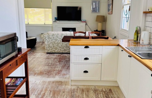 Bulli Casa | Bulli Beach, Sandon Point Coastal Cottage - 10 min walk to beach.