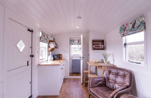 Whepstead Cabaña | BUMBLE'S RETREAT, pet friendly, with a garden in Bury St Edmunds