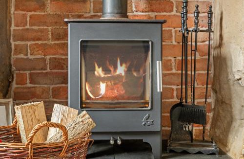 Crich Casa | Bumblebee cottage in Crich, Peak District, Cosy retreat for two