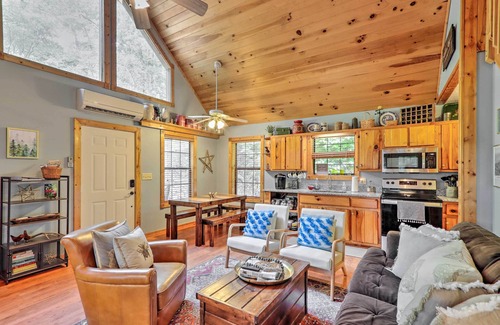 Murphy Cabaña | 'Bumblebee Cottage' Murphy Retreat w/ Hot Tub