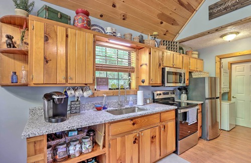 Murphy Cabaña | 'Bumblebee Cottage' Murphy Retreat w/ Hot Tub