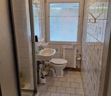 Crawinkel Apartamento | Bungalow 2 - 4-Raum-Wohnung mit Küche und 2 WC Duschen in Ohrdruf-Crawinkel