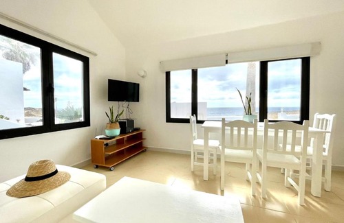 Charco del Palo Apartamento | Bungalow FreeWifi, facing the ocean, nearby beach, Charco del Palo