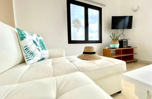 Charco del Palo Apartamento | Bungalow FreeWifi, facing the ocean, nearby beach, Charco del Palo