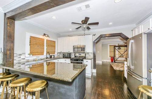 Oak Cliff Casa | Bungalow Gem in Historic Bishop Arts Oak Cliff