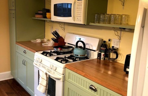 Oakdale Casa | Bungalow Hudson - cozy 3 BR house with huge garden - steps from Warren Street!