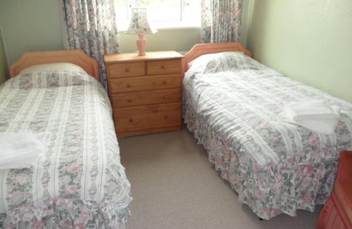 Trowbridge Casa | Bungalow in lovely setting.Ten minutes to Longleat