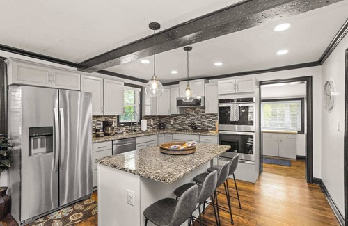 Inglewood Casa | Modern Comfortable 1940s Cottage 6 miles to Downtown Nashville