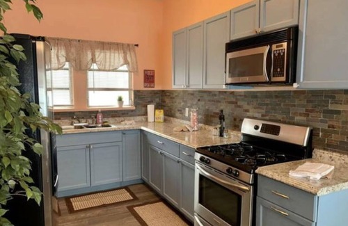 East Ybor Casa | Bungalow/Walking distance/ Historic Ybor (2210)