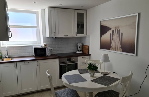 Wilhelmstadt Apartamento | Encantador apartamento en el sótano justo en el agua con vista al Scharfe Lanke