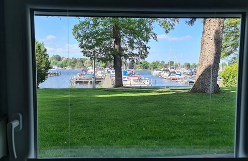 Wilhelmstadt Apartamento | Encantador apartamento en el sótano justo en el agua con vista al Scharfe Lanke