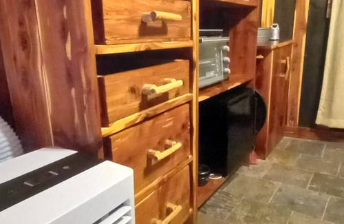 Elkland Cabina | Bunkhouse with AC at B Berry Farms & Co in Elkland, Mo
