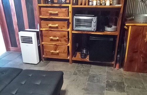 Elkland Cabina | Bunkhouse with AC at B Berry Farms & Co in Elkland, Mo