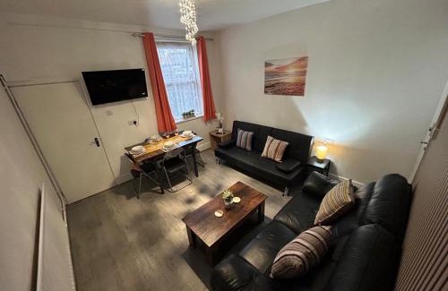 West Bromwich Casa | Burlington House - Luxury Home for Contractors