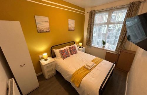 West Bromwich Casa | Burlington House - Luxury Home for Contractors