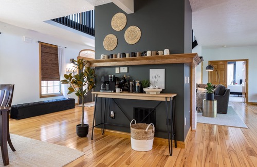 Middlebury Casa | `Burning Pine Inn' Farm House in Amish country.