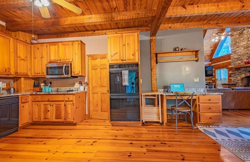 Jasper Cabina | Burnt Mountain Waterfront Log Cabin, with 6person Spa