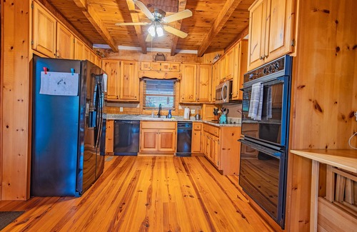 Jasper Cabina | Burnt Mountain Waterfront Log Cabin, with 6person Spa