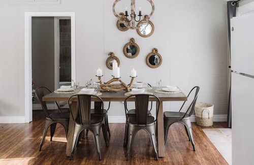 Baddow Cabaña | Burnt River Waterfront- Kayaks, Hot tub, WiFi