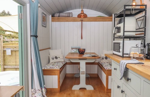 Swimbridge Cabaña | BURR 1 SHEPHERDS HUT, romantic, country holiday cottage in Barnstaple