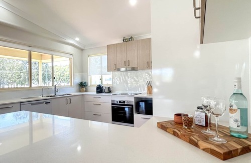 Traviston Casa | Burrumundi - 100M To Beach - Great Water Views - Deck - Air Con - WiFi - Pool Table