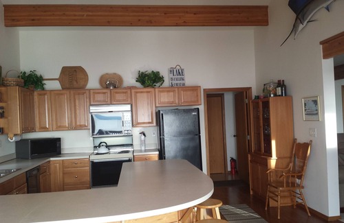 Cheboygan County Casa | Burt Lake, Lake Front Family Vac. Casa, 4 BR-3 BA, Grandes puestas de sol en privado Sub