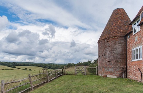 Chiddingstone Hoath Casa | Bushes Oast by Bloom Stays - Oast house sleeping 5 guests in 2 bedrooms