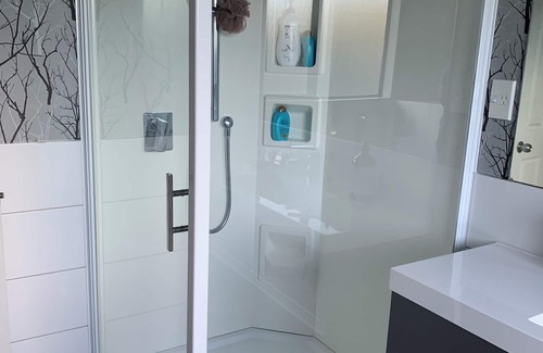 Palmerston North Cama Y Desayuno | Business or fun come relax. A quiet neighbourhood with lovely walking tracks.