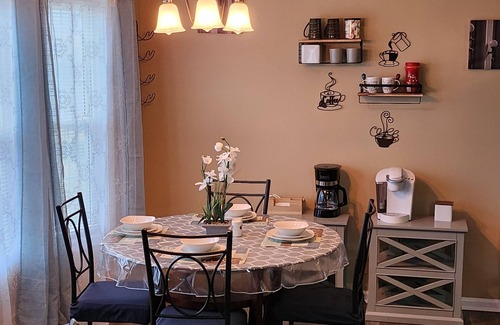 Clarksville Casa | Butternut Palace-Pet Friendly-Sleep 6