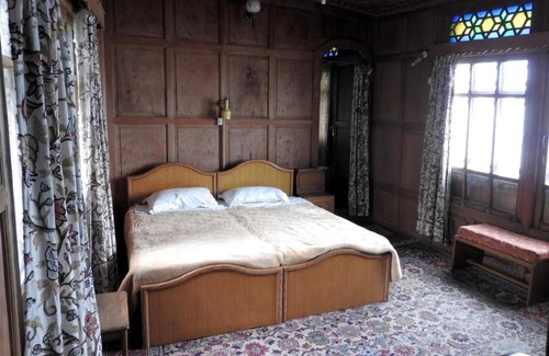 Brein Complejo | Butts Clermount Houseboat