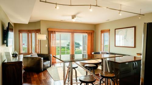 Waves Apartamento | Buxton Slick - Waterfront 2-Bedroom, 2-Bathroom Suite at REAL Watersports