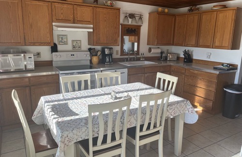 Long Beach Casa | Amplia casa frente al mar con vistas y acceso a playa privada!