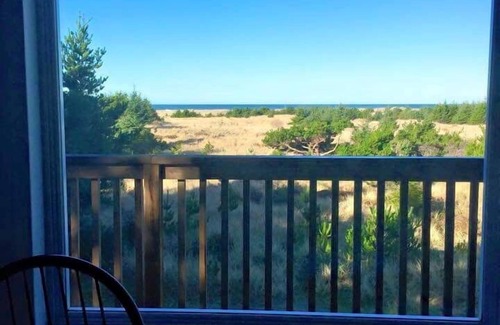 Long Beach Casa | Amplia casa frente al mar con vistas y acceso a playa privada!