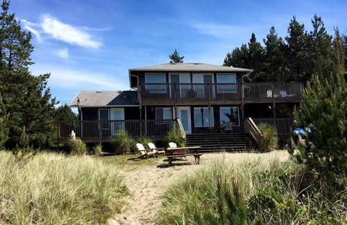 Long Beach Casa | Amplia casa frente al mar con vistas y acceso a playa privada!