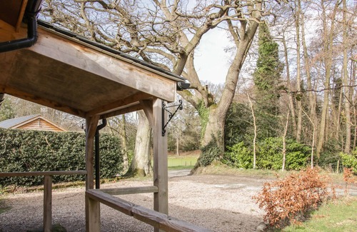 Felton Cabaña | BUZZARD LODGE, character holiday cottage, with hot tub in Kinnerley