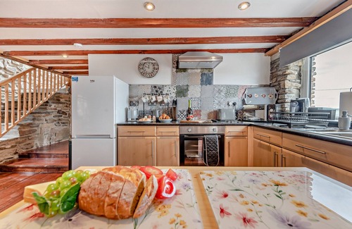Port Talbot Casa | Bwlch Farm Barn - Dos Habitaciones Casa, Capacidad 4