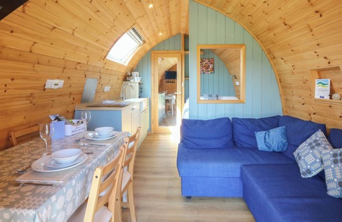 Bethania Cabaña | BWTHYN BACH BREFI, romantic, with hot tub in Llanddewi-Brefi