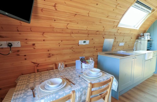 Bethania Cabaña | BWTHYN BACH BREFI, romantic, with hot tub in Llanddewi-Brefi