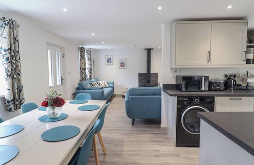 Dinas Mawddwy Cabaña | BWTHYN CAMLAN, family friendly, with hot tub in Dinas Mawddwy